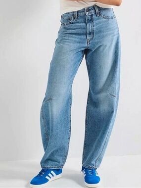 Levi’s Cinch Barrel Jean in Let Love In Medium Wash Size 26x31